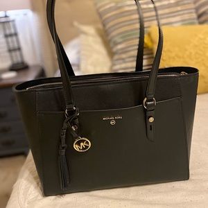 Michael Kors Sullivan tote in black leather.